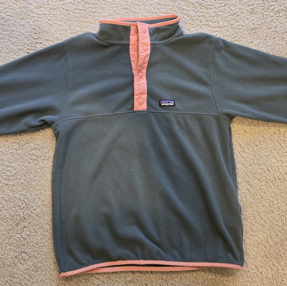 Patagonia Kids Fleece Pullover in Green with Pink Trim